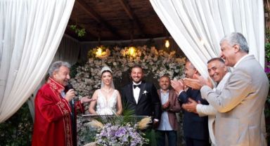 Bol neşeli bol kahkahalı nikah... Yıldız ailesinin mutlu günü...