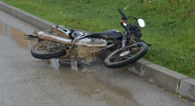 Devrilen motosiklet metrelerce sürüklendi: 1'i ağır 3 yaralı