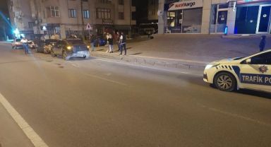 Direksiyon hakimiyetini kaybeden sürücü, park halindeki araca çarptı