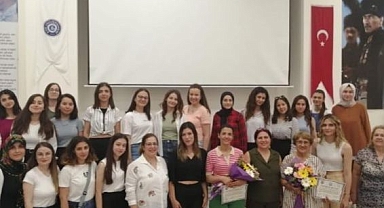 Ege Üniversitesi'nde tecrübeli ebeler mesleki deneyimlerini öğrencilerle paylaştı