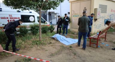 Evinin önündeki parkta intihar etti