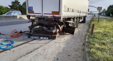 Feci kaza, tıra ok gibi saplandı: 1 ölü