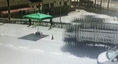 Freni boşalan kamyon kontrol noktasına daldı
