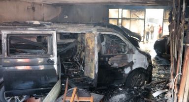 Galeride yangın: 6 araçta maddi hasar var