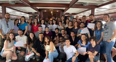 Genç İzmirliler yaza merhaba dedi