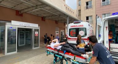 Geri manevra yapan otomobil öğrencilere çarptı: 2 yaralı