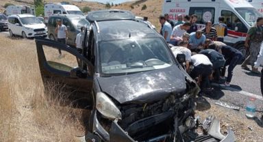 Hafif ticari araç ile otomobil çarpıştı: 6 yaralı