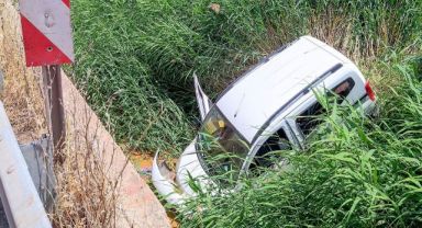 Hafif ticari araç yol kenarına savruldu: 1 yaralı