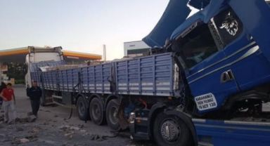 İki tır çarpıştı: 1'i ağır 4 yaralı!
