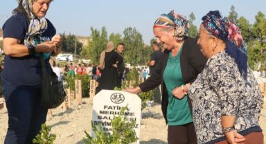 İlk bayram ziyareti deprem mezarlığına oldu