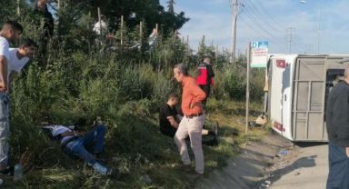 İşçileri taşıyan midibüs tıra çarptı: 13 yaralı