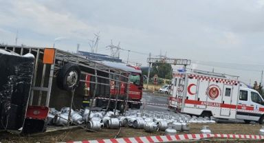 İzmir'de faciadan dönüldü: Tüp kamyonu ile tır çarpıştı