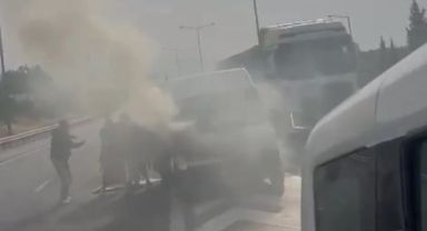 İzmir’de göçmenleri taşıyan araç alev alev yandı