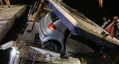 İzmir'de ilginç kaza: Alkollü sürücü tekne üzerine düştü