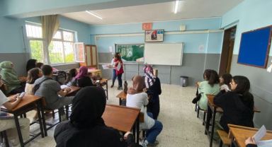 İzmir’de öğrenciler karnelerini aldı