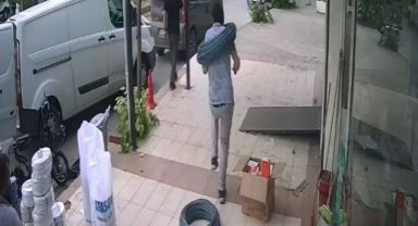 İzmir'de şaka gibi olay: yolda yürürken boynuna kablo düştü