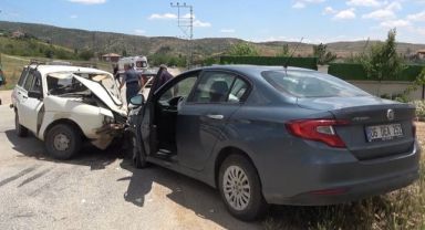 Karşıdan gelen araçla kafa kafaya çarpıştı: 4 yaralı