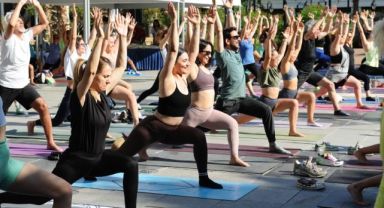 Karşıyaka'da en uzun güne yoga ile başladılar