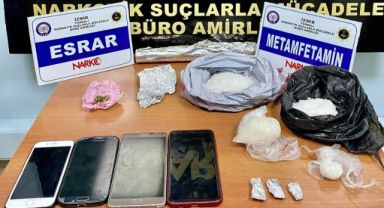Kiraladıkları dairede uyuşturucu satarken yakalandılar