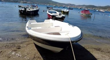Kıyıya çektikleri teknenin motorunu çaldılar