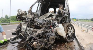 KMO'da korkutan kaza: Araç bariyerlere çarparak alev aldı