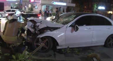Kontrolden çıkan araç kaldırımdaki ağaca çarptı: 1 yaralı