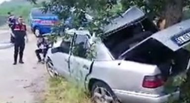 Kontrolden çıkan otomobil ağaca çarptı: 3 yaralı