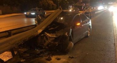 Kontrolden çıkan otomobil bariyere ok gibi saplandı