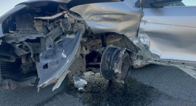 Lastiği patlayan otomobil bariyerlere çarptı: 3'ü çocuk 4 yaralı