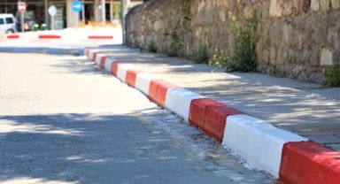 Menderes’te kaldırımlar kırmızı beyaza büründü