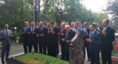 MHP lideri Bahçeli, Türkeş'in kabrini ziyaret etti