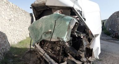 Minibüs alt geçide düştü: 1 ölü, 1 yaralı