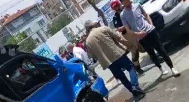Minibüs ile otomobil çarpıştı: 1'i çocuk 5 yaralı