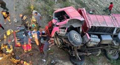 Önünde kaza yapan otomobile çarpmamak için köprüden uçtu