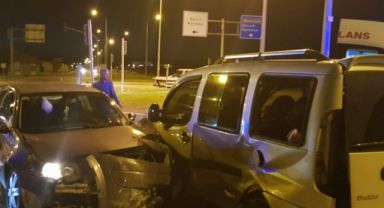 Otomobil ile hafif ticari araç çarpıştı: 3 yaralı