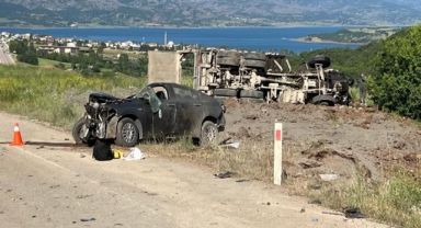 Otomobil ile kamyon çarpıştı, ölü ve yaralılar var