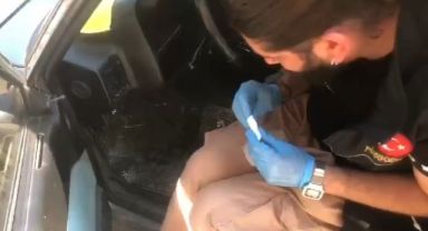 Otomobiliyle uyuşturucu satarken yakalandı, çıkarıldığı hakimlikçe serbest bırakıldı