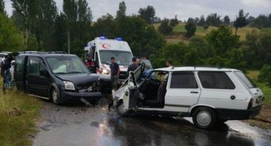 Otomobille hafif ticari araç kafa kafaya çarpıştı: 8 yaralı