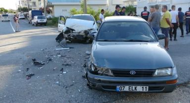 Otomobiller kafa kafaya çarpıştı: 8 yaralı
