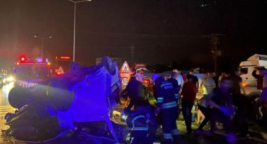 Panelvan araç aydınlatma direğine çarptı: 7'si ağır 9 yaralı