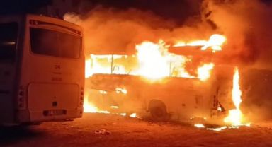 Park halindeki servis midibüsü alev topuna döndü