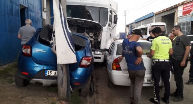 Park halindeyken harekete geçen tır dehşet saçtı