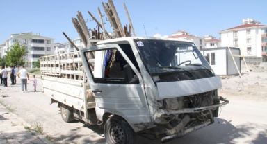 Pikap ile otomobil çarpıştı: 4 yaralı