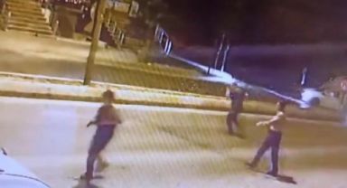 Polis aracına çarpıp kaçtılar!