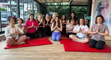 Sağlık çalışanları yoga ile stres attı