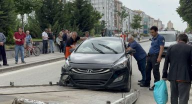Sara nöbeti geçiren sürücü park halindeki araçlara çarptı
