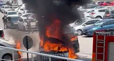 Seyir halindeki araç alev alev yandı