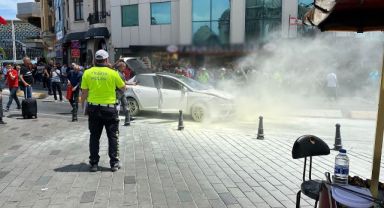 Seyir halindeki araç bir anda alev aldı