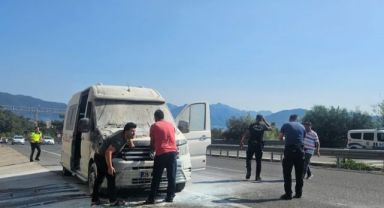 Seyir halindeki minibüs yandı