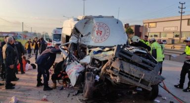 Sporcuları taşıyan minibüs hafriyat kamyonuna çarptı: 1 ölü, 16 yaralı